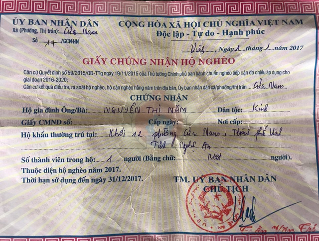 Xót xa hai chị em thơ dại bên bàn thờ lập vội của cha - 6 Giấy chứng nhận hộ nghèo của gia đình bà Nguyễn Thị Năm.
