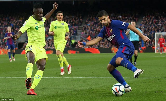 Hòa thất vọng, Barcelona bị Atletico thu hẹp khoảng cách - 3
Luis Suarez một lần sút tung lưới Getafe nhưng bị thổi việt vị