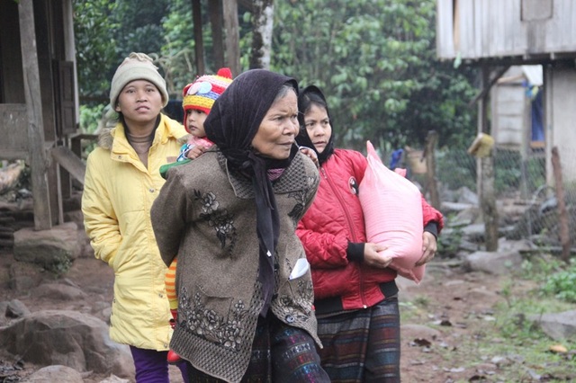 Tết sớm cho người nghèo nơi biên giới Việt – Lào - 6 Bà con phấn khởi trước sự quan tâm của lực lượng biên phòng Đồn La Lay
