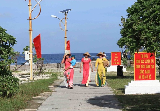 Hình ảnh Tết sớm trên đảo Trường Sa - 11 Tà áo dài duyên dáng trên đảo Song Tử Tây