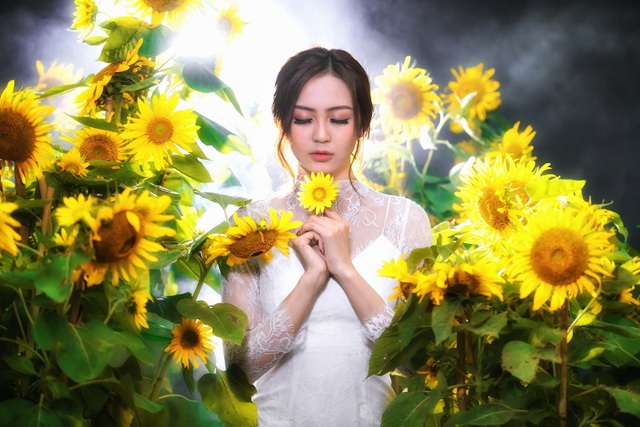 Hoa khôi Nam Bộ gợi cảm với đầm xuyên thấu bên hoa hướng dương - 10 Hoa khôi Nam Bộ gợi cảm với đầm xuyên thấu bên hoa hướng dương - 10