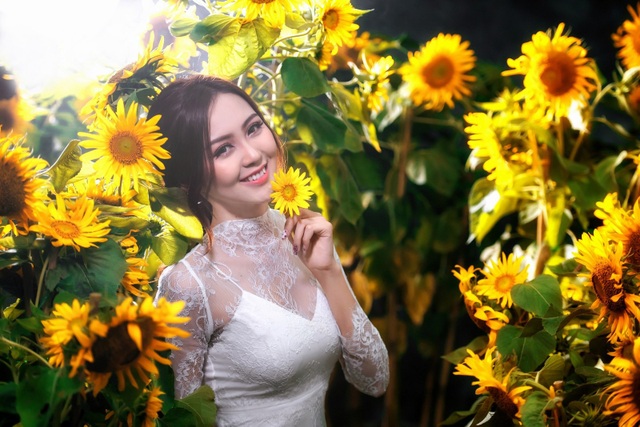 Hoa khôi Nam Bộ gợi cảm với đầm xuyên thấu bên hoa hướng dương - 2 Hải Yến chia sẻ, thành công bước đầu của những giải thưởng người đẹp chính là động lực để cô hoàn thiện bản thân trên con đường chinh phục ước mơ.