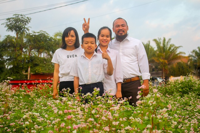 Cận cảnh vườn hoa tam giác mạch trên Cao Nguyên - 4 Anh Trưởng cùng gia đình đã mang giống hoa về trồng trên khu vườn rộng gần 1ha