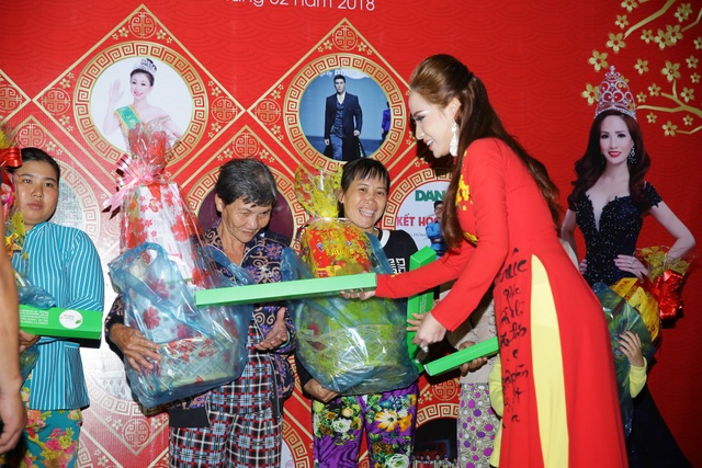 Tự tay Bảo Ngọc trao tặng quà cho bà con nghèo.