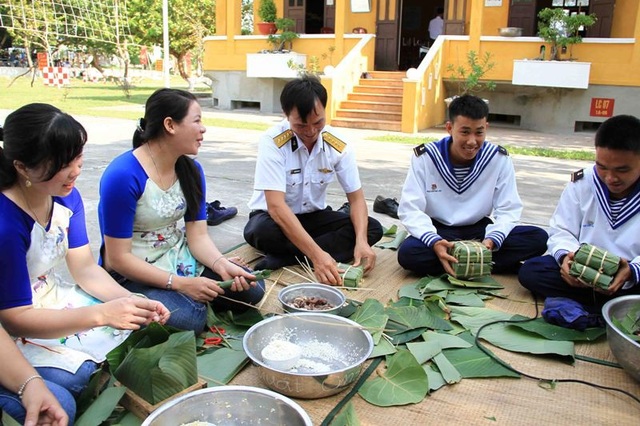 Hình ảnh Tết sớm trên đảo Trường Sa - 5 Quân và dân đảo Song Tử Tây gói bánh chưng đón Tết Nguyên đán Mậu Tuất