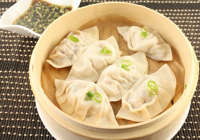 Người châu Á thường ăn gì cho may mắn vào dịp đầu năm? - 3 Sủi cảo có hình như nén bạc, ăn dịp đầu năm với ngụ ý mong muốn sung túc đủ đầy