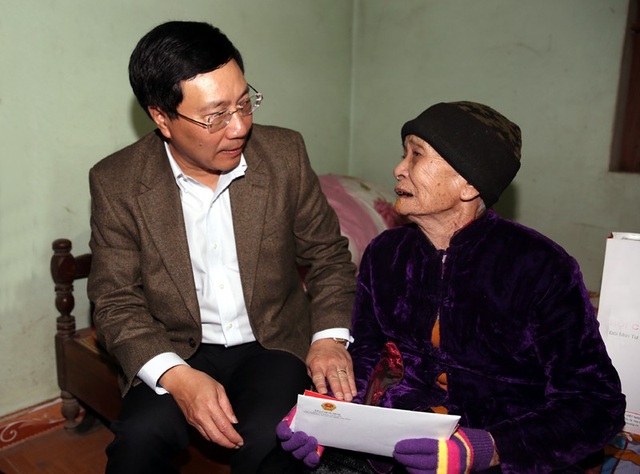 Phó Thủ tướng: Không để các gia đình chính sách đón Tết trong cảnh thiếu thốn! - 1 Phó Thủ tướng Phạm Bình Minh thăm và tặng quà Tết cho Mẹ Việt Nam anh hùng Ngô Thị Tựu sáng 12/2
