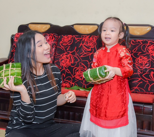 Gia đình Á hậu Trịnh Kim Chi quây quần gói bánh chưng đón Tết - 6 Hai cô con gái Trịnh Kim Chi rất yêu thương và gắn bó với nhau.