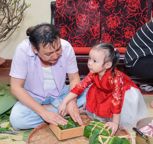 Gia đình Á hậu Trịnh Kim Chi quây quần gói bánh chưng đón Tết - 3 Chồng nghệ sĩ Trịnh Kim Chi là một doanh nhân thành đạt nhưng vẫn sẵn sàng “mướt mồ hôi” phụ vợ trong hoạt động ý nghĩa này của gia đình.
