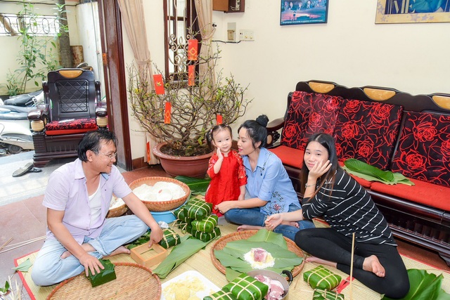 Gia đình Á hậu Trịnh Kim Chi quây quần gói bánh chưng đón Tết - 4 Cô con gái lớn Khánh Ngân ngày càng xinh đẹp, có nhiều năng khiếu nghệ thuật giống mẹ, thỉnh thoảng cũng tham gia vài vai diễn cùng mẹ trên sân khấu.