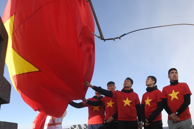 Những khoảnh khắc không thể nào quên của U23 Việt Nam tại đỉnh thiêng Fansipan - 1
Các cầu thủ U23 Việt Nam và tuyển bóng đá nữ Việt Nam thực hiện nghi thức thượng cờ trên đỉnh Fansipan