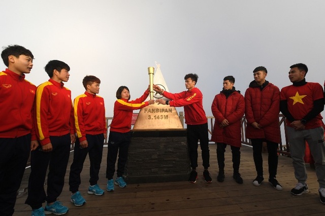 Những khoảnh khắc không thể nào quên của U23 Việt Nam tại đỉnh thiêng Fansipan - 4 Các tuyển thủ U23 Việt Nam rước đuốc, truyền lửa cho đội tuyển bóng đá nữ quốc gia trên đỉnh Fansipan