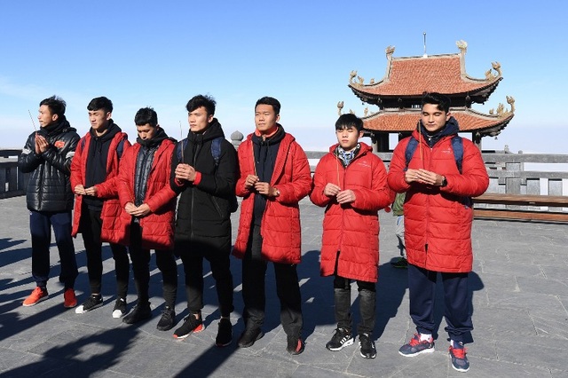 Những khoảnh khắc không thể nào quên của U23 Việt Nam tại đỉnh thiêng Fansipan - 6
Dâng hương tại Bích Vân Thiền Tự