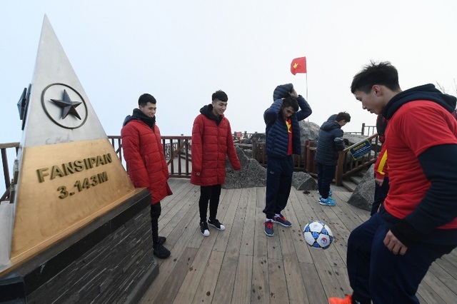 Những khoảnh khắc không thể nào quên của U23 Việt Nam tại đỉnh thiêng Fansipan - 7
Màn biểu diễn ấn tượng với bóng của U23 Việt Nam trên đỉnh Fansipan
