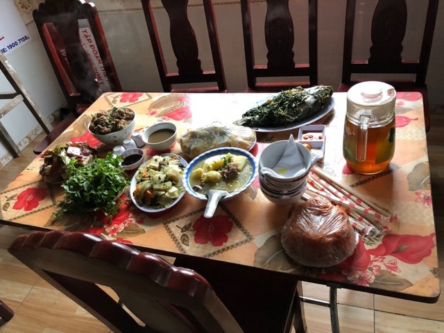 Mâm cơm liên hoan cũng là bữa Tất niên tại gia đình cầu thủ Văn Thanh trưa ngày 12/2 (Ảnh: cầu thủ Văn Thanh cung cấp).