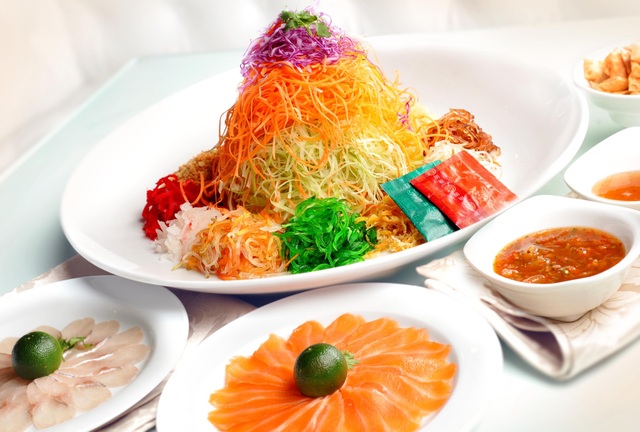Người châu Á thường ăn gì cho may mắn vào dịp đầu năm? - 5 Món Yusheng ăn ngày đầu năm mới của người Singapore