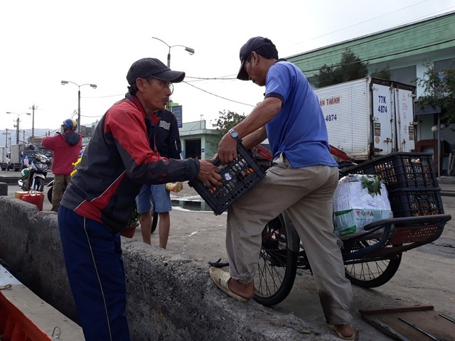 Hối hả đưa Tết ra đảo tiền tiêu - 3 Đưa hàng hóa xuống tàu.