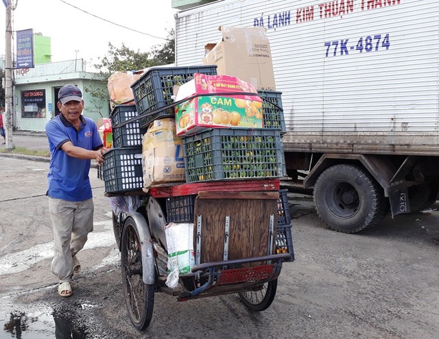 Hối hả đưa Tết ra đảo tiền tiêu - 2
Hoa quả được đưa nhiều ra đảo phục vụ dân 3 ngày Tết.