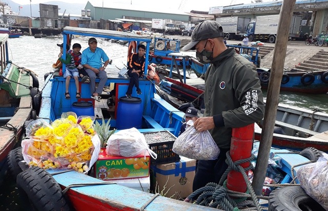 Hối hả đưa Tết ra đảo tiền tiêu - 7 Cảng cá Quy Nhơn nhộn nhịp những chuyến đò chở hàng hóa và người về nhà ăn Tết.