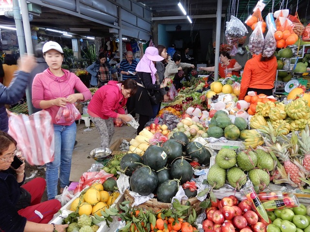 Người Đà Nẵng đổ xô đi chợ sắm Tết - 2 Trái cây là một trong những mặt hàng được nhiều người lựa chọn