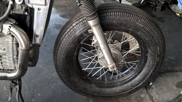 Giáp tết, cửa hàng độ xe "hái lộc" vì dân chơi ồ ạt độ xe du xuân - 6
Nhiều cửa hàng xe máy cũng độ xe. Chiếc bánh xe được độ xong. Chiếc bánh này có giá khoảng 8 triệu đồng.