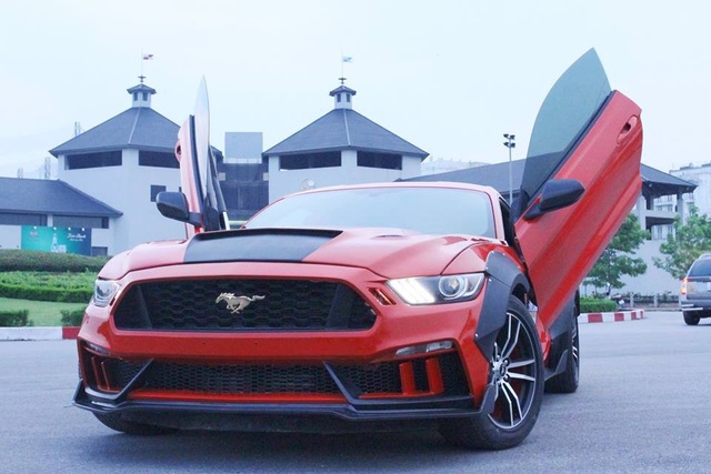 Giáp tết, cửa hàng độ xe "hái lộc" vì dân chơi ồ ạt độ xe du xuân - 1 Chiếc Mustang phiên bản độ này nhìn bề ngoài càng trở nên hầm hố, chẳng khác nào những chiếc xe đua siêu sang hiện đại nào khác trên thế giới.