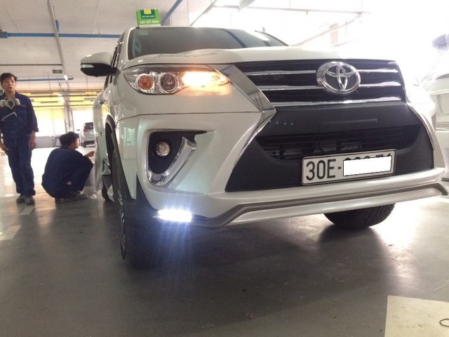 Giáp tết, cửa hàng độ xe "hái lộc" vì dân chơi ồ ạt độ xe du xuân - 4 Chiếc xe Toyota Fortuner được độ Body Kit trông không khác nào dòng xe sang Lexus 570 về độ hầm hố và vẻ ngoài sang chảnh. Toàn bộ body kit này được nhập từ Thái Lan.