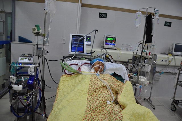 Không có tiền lọc máu, bố xin cho con về để được chết ở nhà - 4 Cô bé Huyền Trang mơi 15 tuổi, còn cả 1 tương lai phía trước.