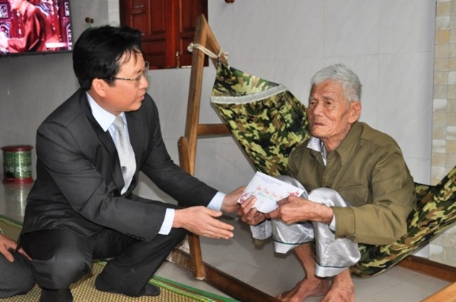 Tri ân các cựu binh, cầu siêu các liệt sỹ hy sinh tại đảo Gạc Ma - 4 Ông Phạm Trung Đông, Chủ tịch UBND huyện Quảng Ninh tặng quà cho gia đình liệt sỹ Hoàng Văn Tuý, quê ở thôn Tân Định, xã Hải Ninh
