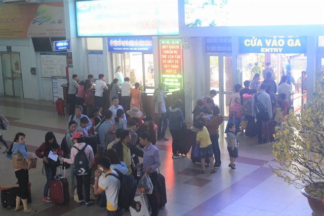Sự cố khiến đường sắt Bắc – Nam gián đoạn, nhiều tàu Sài Gòn xuất phát trễ - 1 Hành khách chờ làm thủ tục lên tàu ở ga Sài Gòn