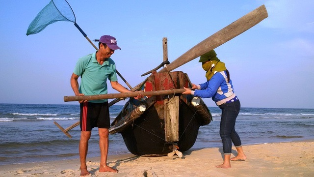 Ngư dân hối hả ra khơi kiếm tiền tiêu Tết - 4
Ngư dân thôn Cang Gián, xã Trung Giang, Gio Linh chuẩn bị ra khơi
