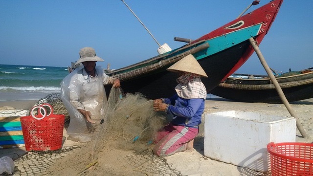 Ngư dân hối hả ra khơi kiếm tiền tiêu Tết - 3 Ngư dân Cửa Việt kiểm tra, thu xếp lại ngư lưới cụ để chuẩn bị đón Tết