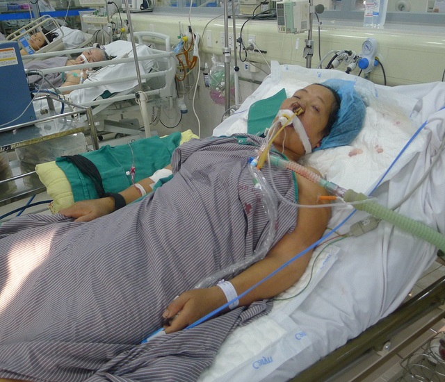 "Con chỉ có mình mẹ thôi, xin mẹ đừng chết !" - 2 Tại khoa HSTC chị phải tiến hành lọc máu, sử dụng kĩ thuật cao tim phổi nhân tạo với chi phí lên đến hàng trăm triệu đồng.