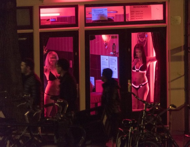 Hé lộ sự thật về những người phụ nữ sau khung cửa kính trên phố đèn đỏ Amsterdam - 1 Hé lộ sự thật về những người phụ nữ sau khung cửa kính trên phố đèn đỏ Amsterdam - 1