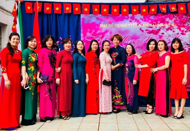 Cộng đồng người Việt tại Nam Phi sum vầy đón Tết Mậu Tuất - 2
Tà áo dài Việt Nam luôn khoe sắc rực rỡ khắp muôn nơi.(Ảnh: Vu Dzung)