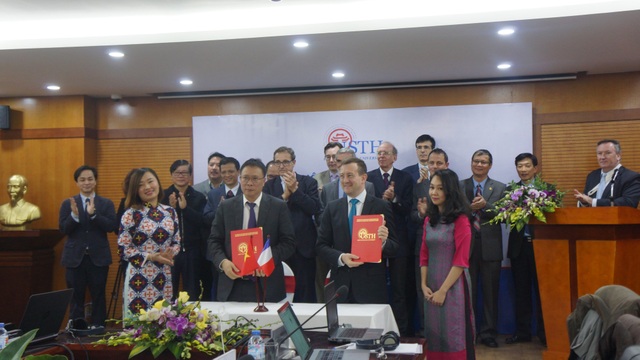 Trường ĐH Việt Pháp tái cấu trúc đào tạo và nghiên cứu - 2
Viện Hàn Lâm Khoa học & Công nghệ Việt Nam và Đại sứ quán Pháp đã ký Ý định thư về việc phát triển USTH