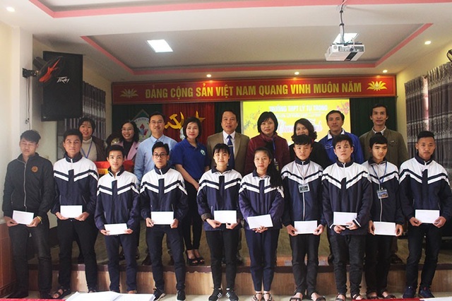 Giáo dục lòng nhân ái nơi ngôi trường mang tên anh hùng Lý Tự Trọng - 1 Mỗi năm, trường THPT Lý Tự Trọng trao hàng trăm suất quà cho học sinh của trường từ những nguồn nhà trường tự kêu gọi.