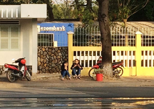 Cận Tết, đường bán hoa Valentine... vắng hoe - 6 Nhưng trong ngày lễ tình nhân năm nay, suốt tuyến đường này chỉ vài người bán...