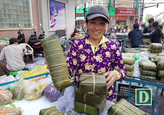 Bánh chưng, bánh tét… đắt hàng từ “lò ra phố” ngày giáp Tết - 6
Hàng bánh tét trên đường Thống Nhất, Nha Trang ngày giáp Tết