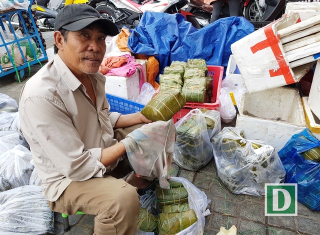 Bánh chưng, bánh tét… đắt hàng từ “lò ra phố” ngày giáp Tết - 8
Bánh chưng cũng là lựa chọn của nhiều người dân phố biển