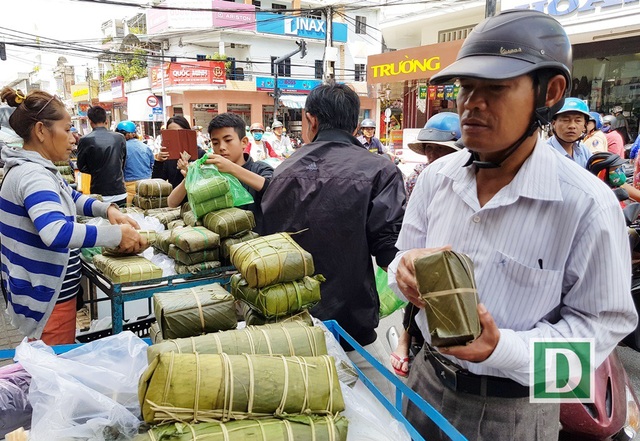Bánh chưng, bánh tét… đắt hàng từ “lò ra phố” ngày giáp Tết - 10
Đời sống ở đô thị khiến nhiều người không có thời gian nấu bánh tét mà thay bằng cách mua sẵn