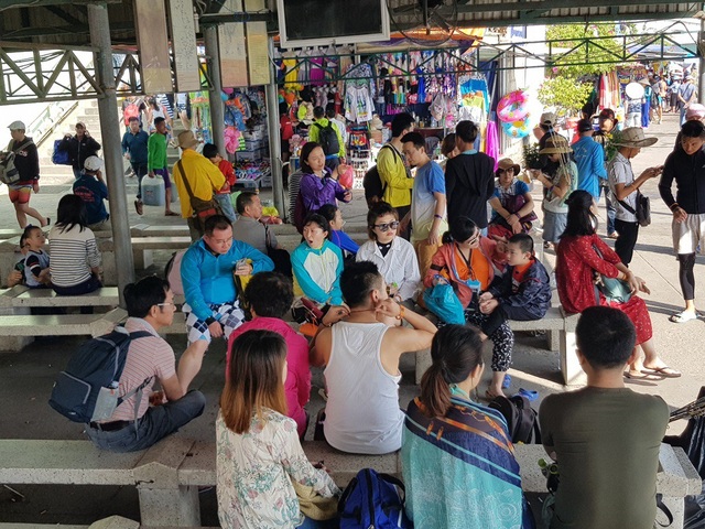 Nha Trang: Bến tàu du lịch đông nghịt khách ngày giáp Tết - 4 Bến tàu Cầu Đá nhộn nhịp du khách sáng 14/2 (29 Tết)