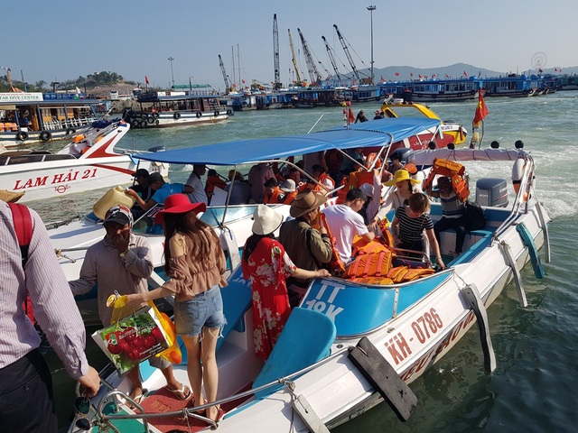 Nha Trang: Bến tàu du lịch đông nghịt khách ngày giáp Tết - 5 Nha Trang: Bến tàu du lịch đông nghịt khách ngày giáp Tết - 5