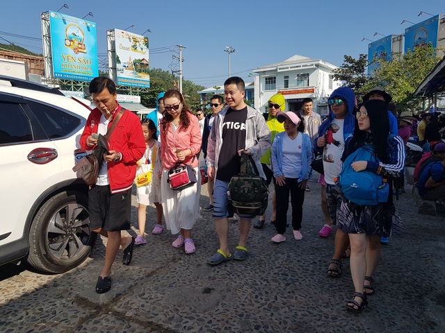 Nha Trang: Bến tàu du lịch đông nghịt khách ngày giáp Tết - 9 Nha Trang: Bến tàu du lịch đông nghịt khách ngày giáp Tết - 9