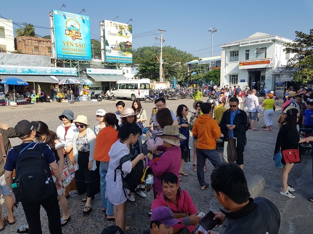 Nha Trang: Bến tàu du lịch đông nghịt khách ngày giáp Tết - 10 Nha Trang: Bến tàu du lịch đông nghịt khách ngày giáp Tết - 10
