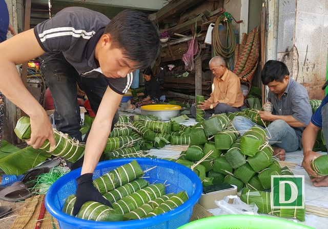 Bánh chưng, bánh tét… đắt hàng từ “lò ra phố” ngày giáp Tết - 4
Những lò gói bánh tét huy động từ 8-10 nhân công nhưng vẫn gói không kịp đơn hàng