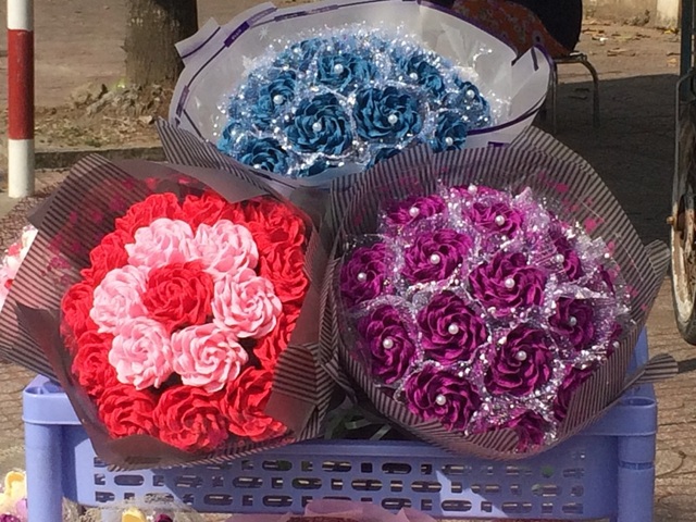 Cận Tết, đường bán hoa Valentine... vắng hoe - 8 Năm nay, sản phẩm phục vụ ngày Lễ tình nhân ở TP Cần Thơ cũng không phong phú như mọi năm