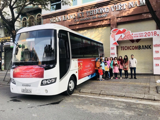 Techcombank năm thứ tư đưa cán bộ nhân viên về quê ăn Tết - 4
“Chuyến xe yêu thương” chuẩn bị khởi hành tại Chi nhánh Đà Nẵng.