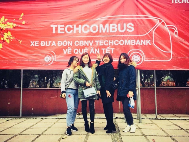Techcombank năm thứ tư đưa cán bộ nhân viên về quê ăn Tết - 5
Vừa là đồng nghiệp, vừa là đồng hương, Loan và nhóm bạn về quê ăn Tết trên những “Chuyến xe yêu thương” ấm áp.