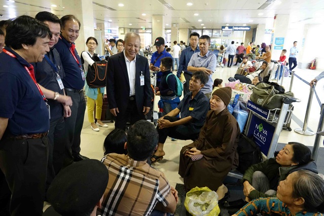 Cao điểm Tết: “Điểm nóng” sân bay Tân Sơn Nhất đã hạ nhiệt? - 1 Lãnh đạo Cục Hàng không trao đổi về hành trình đi lại của hành khách tại sân bay Tân Sơn Nhất chiều 13/2